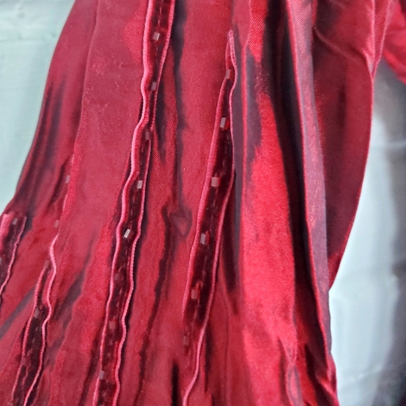 Agora Taffeta Accordian-Pleat Blouse. Metallic/Iridescent Burgundy. PL - Picture 12 of 13